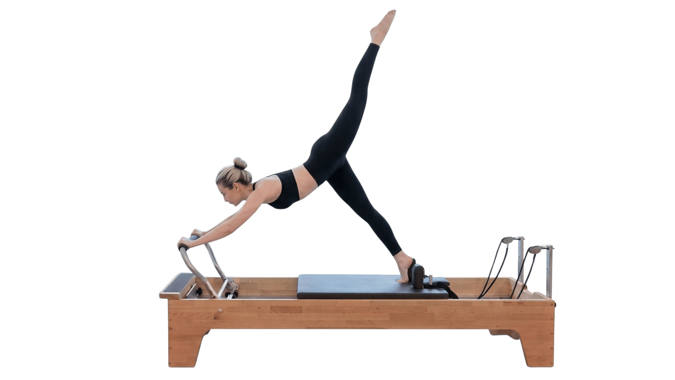 Mujer practicando Pilates en Reformer - vista lateral